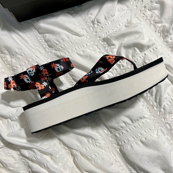 New Teva Black Floral Platform Sandals - Picture 4 of 8